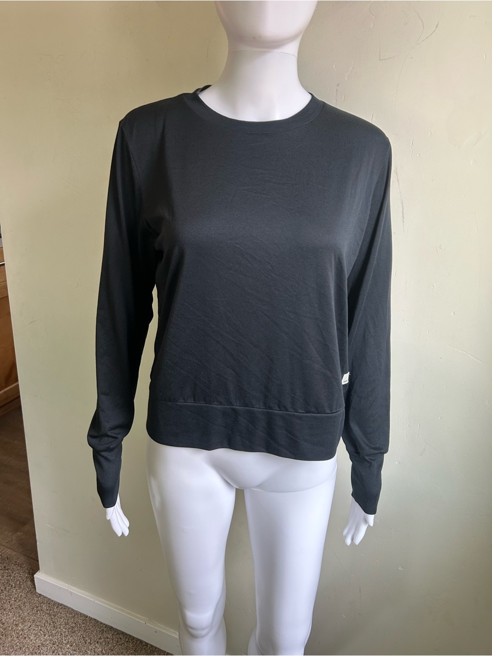 ▶️ Vuori Womens M Black Performance Crewneck Pullover Long Sleeve Cropped Top - Picture 2 of 14